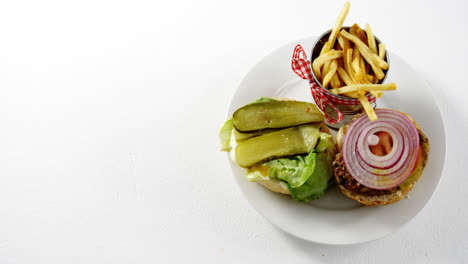 bocadillos dispuestos en platos