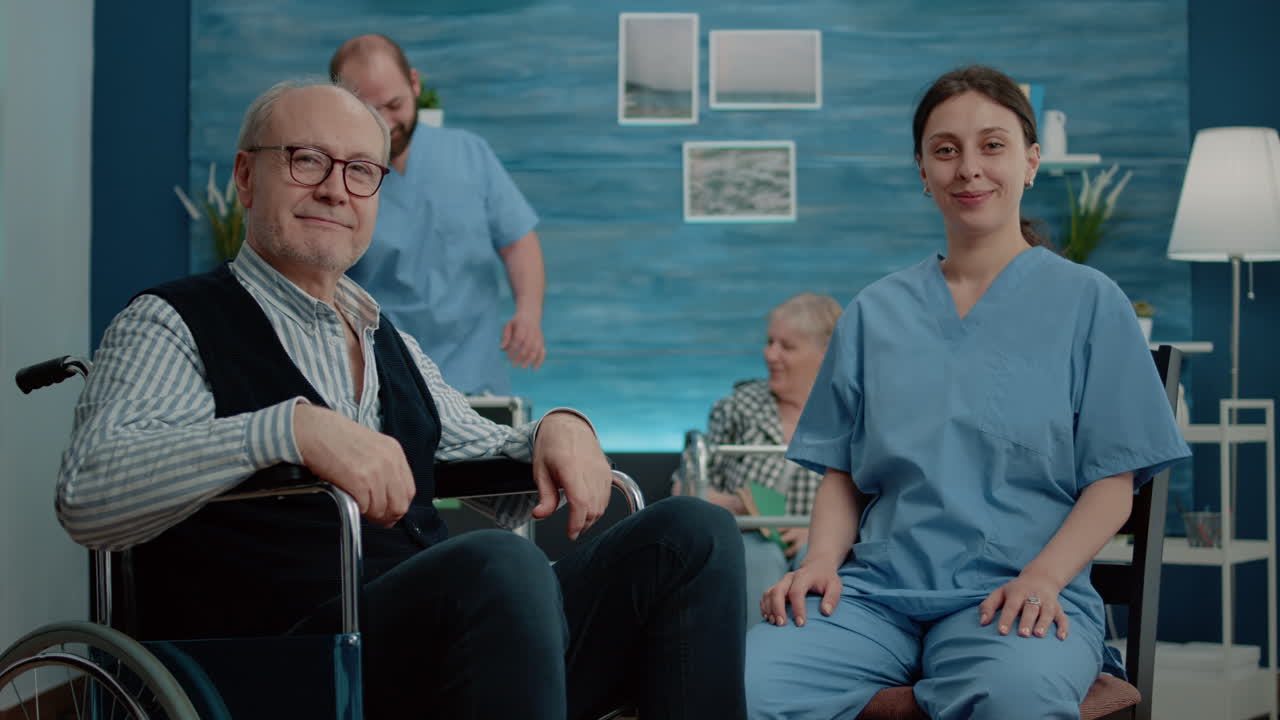 Portrett av funksjonshemmet eldre mann som sitter sammen med en kvinnelig sykepleier