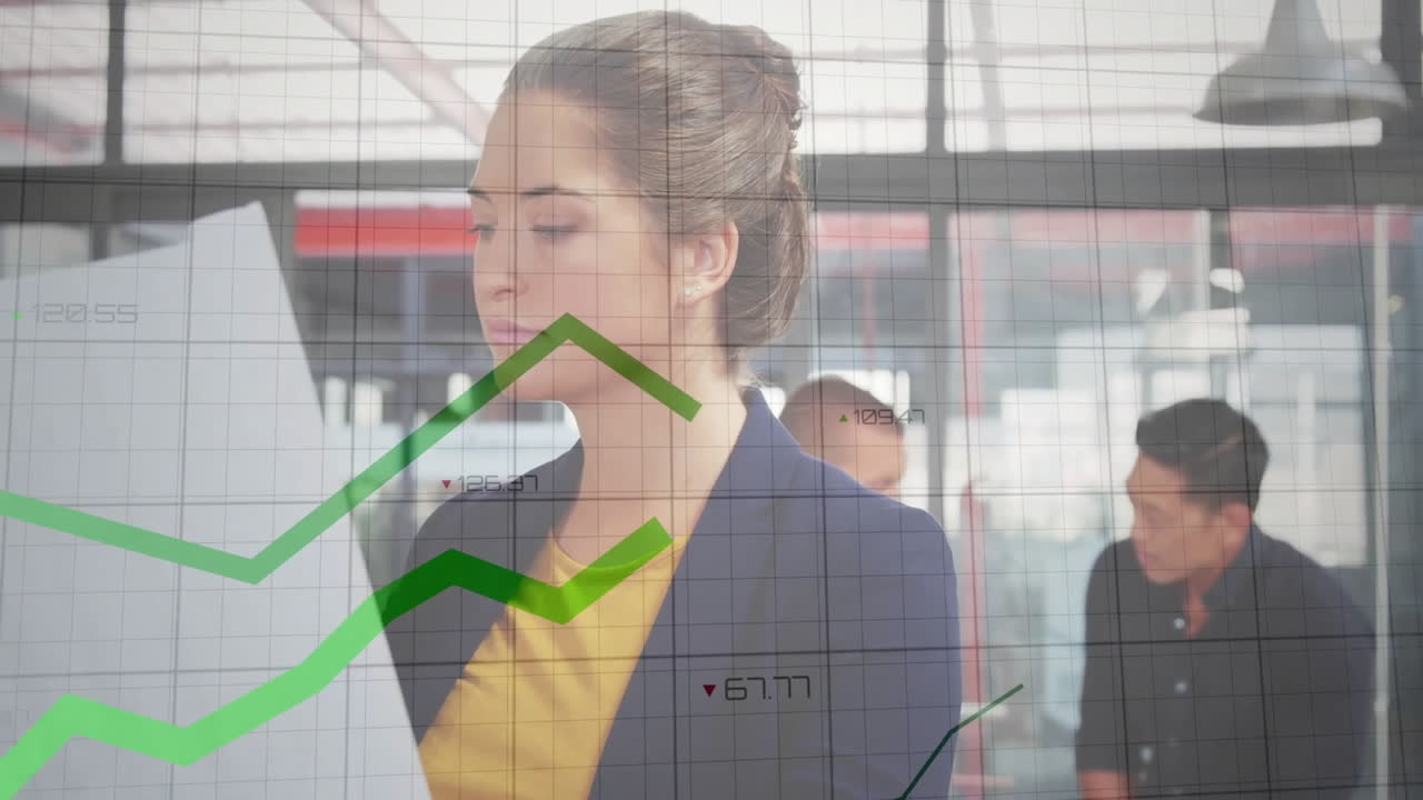 animación del procesamiento de datos financieros sobre diversas personas de negocios en la oficina