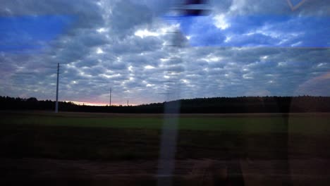 espectacular vista del cielo del amanecer desde un tren de ventana