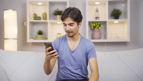 Der-Mann,-Der-Sich-Das-Telefon-Glücklich-Ans-Herz-Legt.