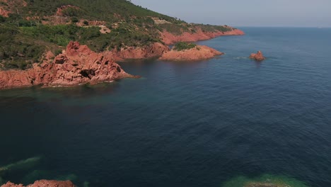 órbita aérea sobre el paisaje de rocas rojas de antibes junto al mar