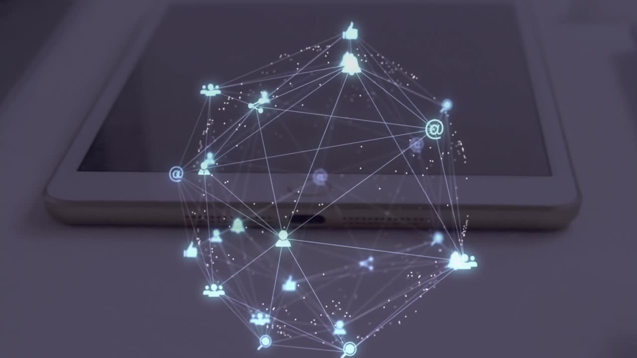 animación de globo de iconos digitales girando en primer plano de la computadora portátil, el diario y la tableta en una mesa