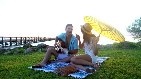 hombre y mujer multiétnicos relajándose con picnic