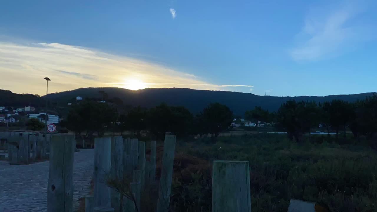 일부 구름과 산 뒤에 일출