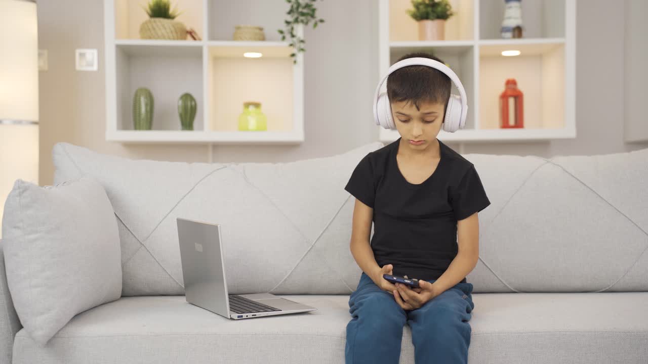 un chico inteligente y serio centrado en las cosas tecnológicas.