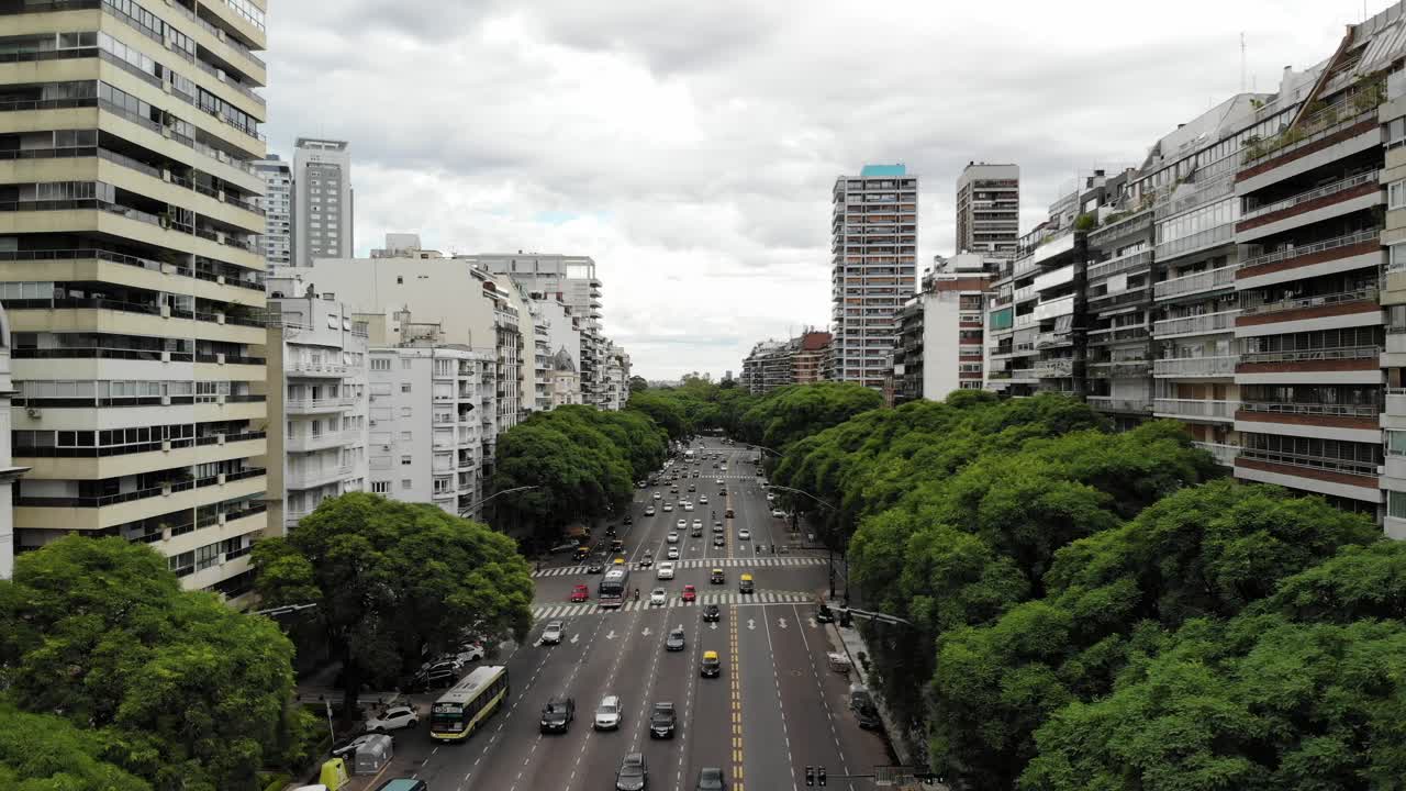 toma aérea que muestra mucho tráfico en la amplia vía principal avenida del libertador en buenos aires, argentina.