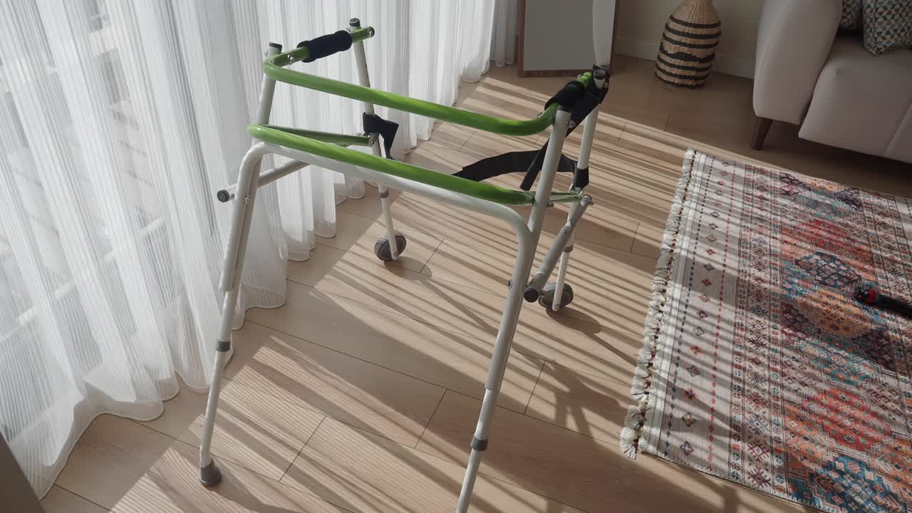 거실에서 녹색과 회색 롤링 워커