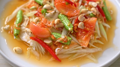 ensalada picante de papaya - somtam - estilo tailandés tradicional de comida callejera