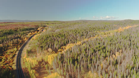 Northern-Colorado-Drohnenaufnahmen-Von-Herbstfarben-In-Den-Bergen