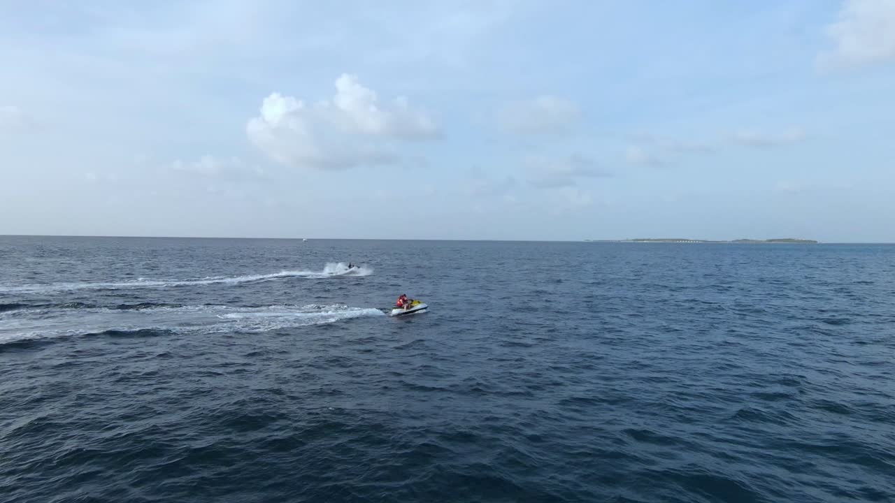 바다에서 제트 스키를 타는 사람들, 드론 돌리 포워드