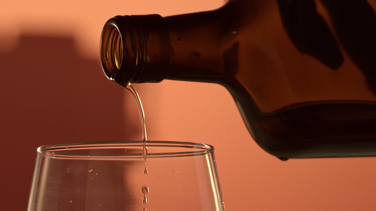 유리, 매크로, 슬로우 모션에 붓는 손 팁 위스키 병