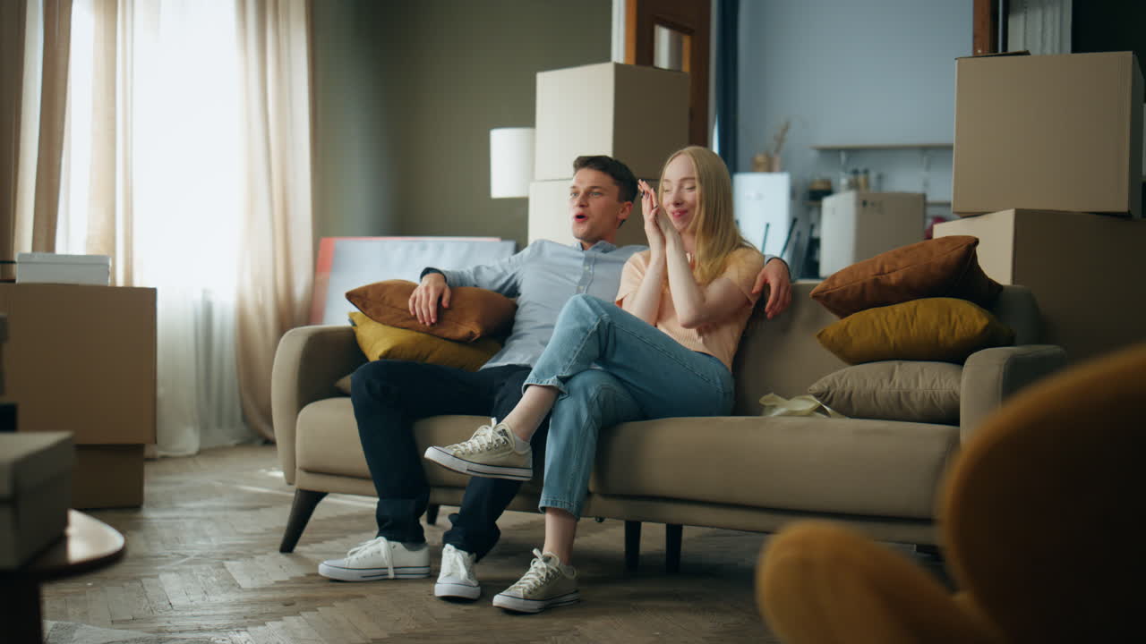 Mand overrækker kvinde nøgler til nyt hjem. Glad par nyder at flytte ind i lejlighed