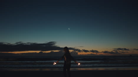 Mujer-Bengala-Celebrando-En-La-Playa-Al-Atardecer-Chica-Divirtiéndose-Bailando-Disfrutando-De-La-Celebración-De-Fin-De-Año-Junto-Al-Mar