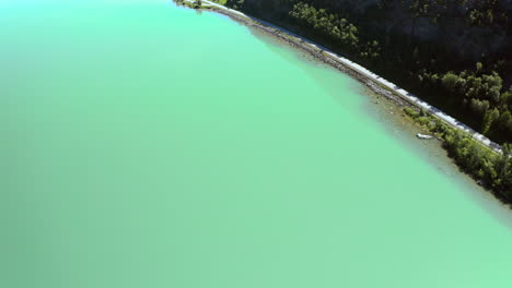 Ruhiges-Blaues-Wasser-Des-Vagavatnet-Sees-Mit-Landstraße-Im-Sommer-In-Norwegen