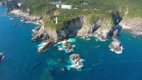 faro en una hermosa costa natural con agua turquesa