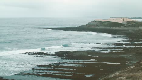 Ocean-waves-crash-on-the-coast-in-Portugal's-Peniche,-at-Praia-da-Consolação