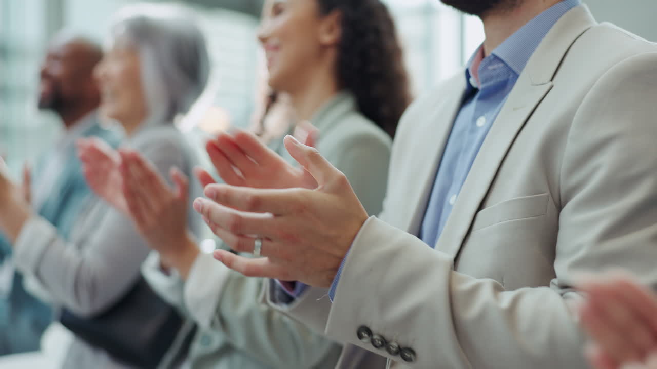 Mani, applausi e persone d'affari con successo