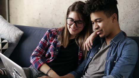 Süßes-Glückliches-Paar,-Das-Mit-Laptop-Auf-Der-Couch-Sitzt.