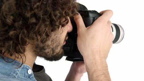fotógrafo que toma fotos con una cámara digital profesional