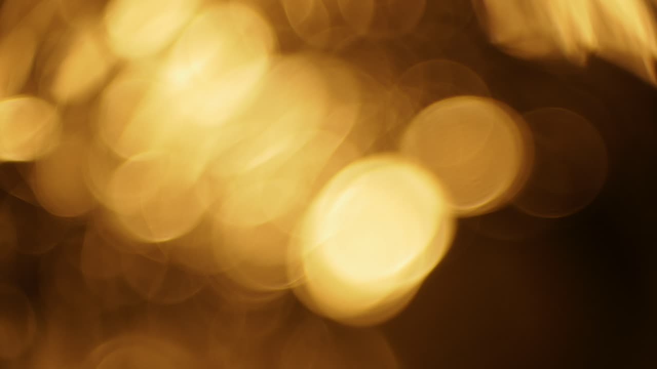 Transizione Astratta con Fughe di Luce Dorate e Bokeh