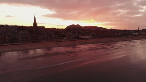 Wunderschöner-Strand-Von-Portobello-In-Edinburgh-Während-Eines-Dramatischen-Sonnenuntergangs---Statische-Luftaufnahme