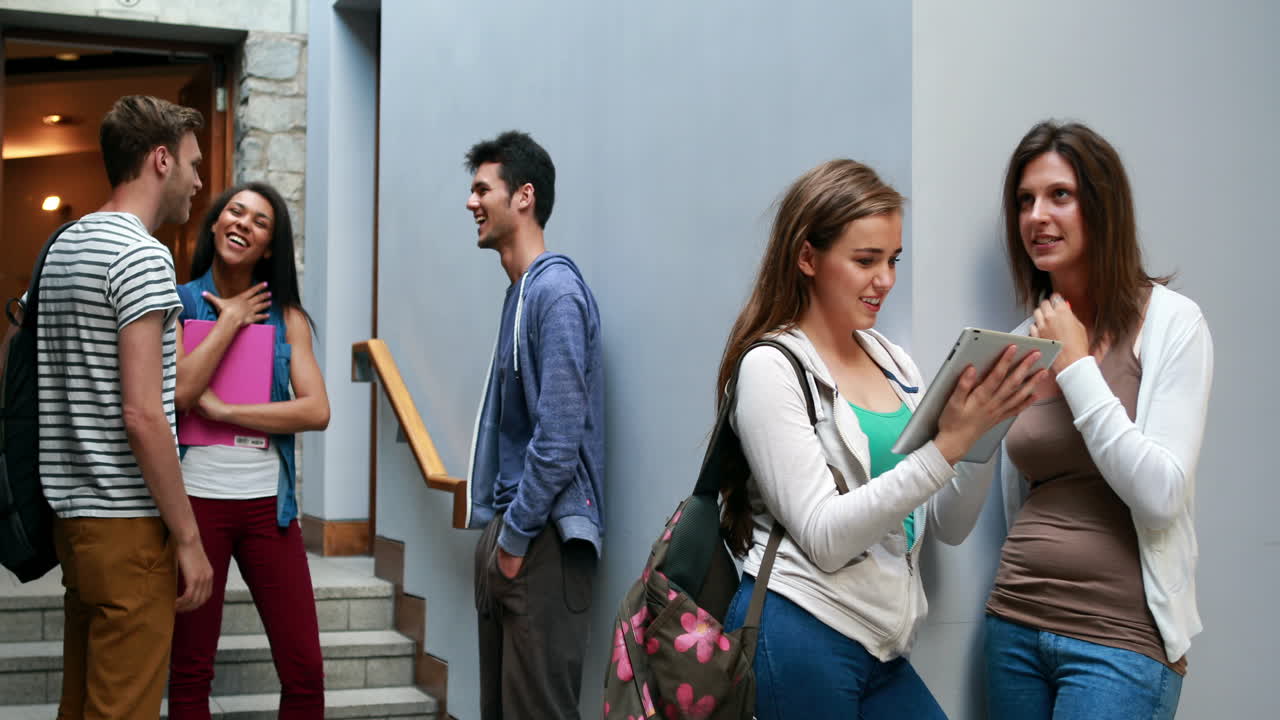 amigos felices de pie y hablando