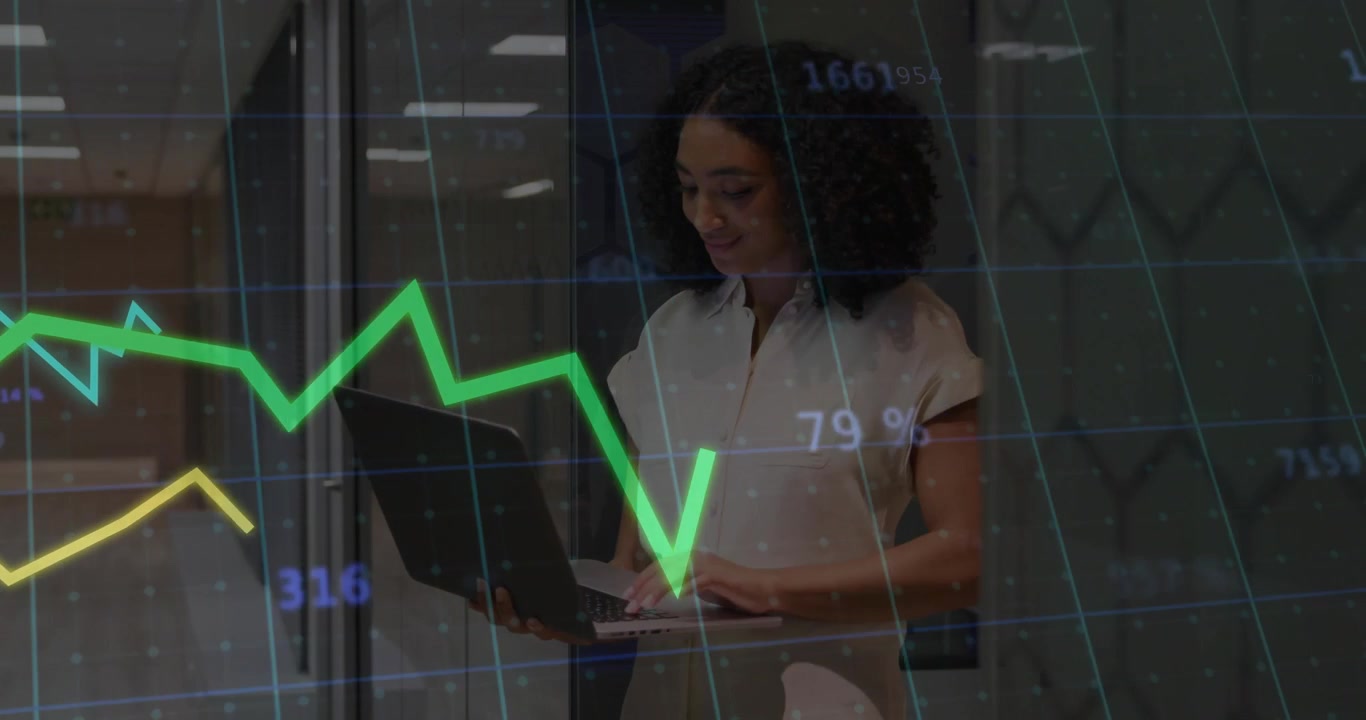 Analista finanziario con laptop, che si tocca il mento studiando grafici fluttuanti e digitando conclusioni.