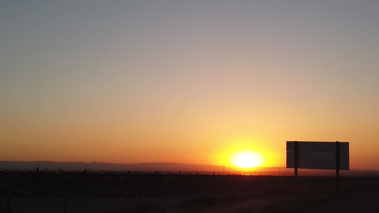 저 멀리 일몰을 바라보며 로스앤젤레스로 운전 중