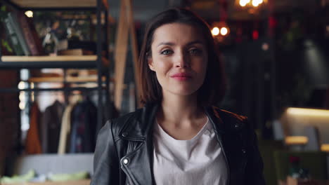 mujer sonriendo en un café