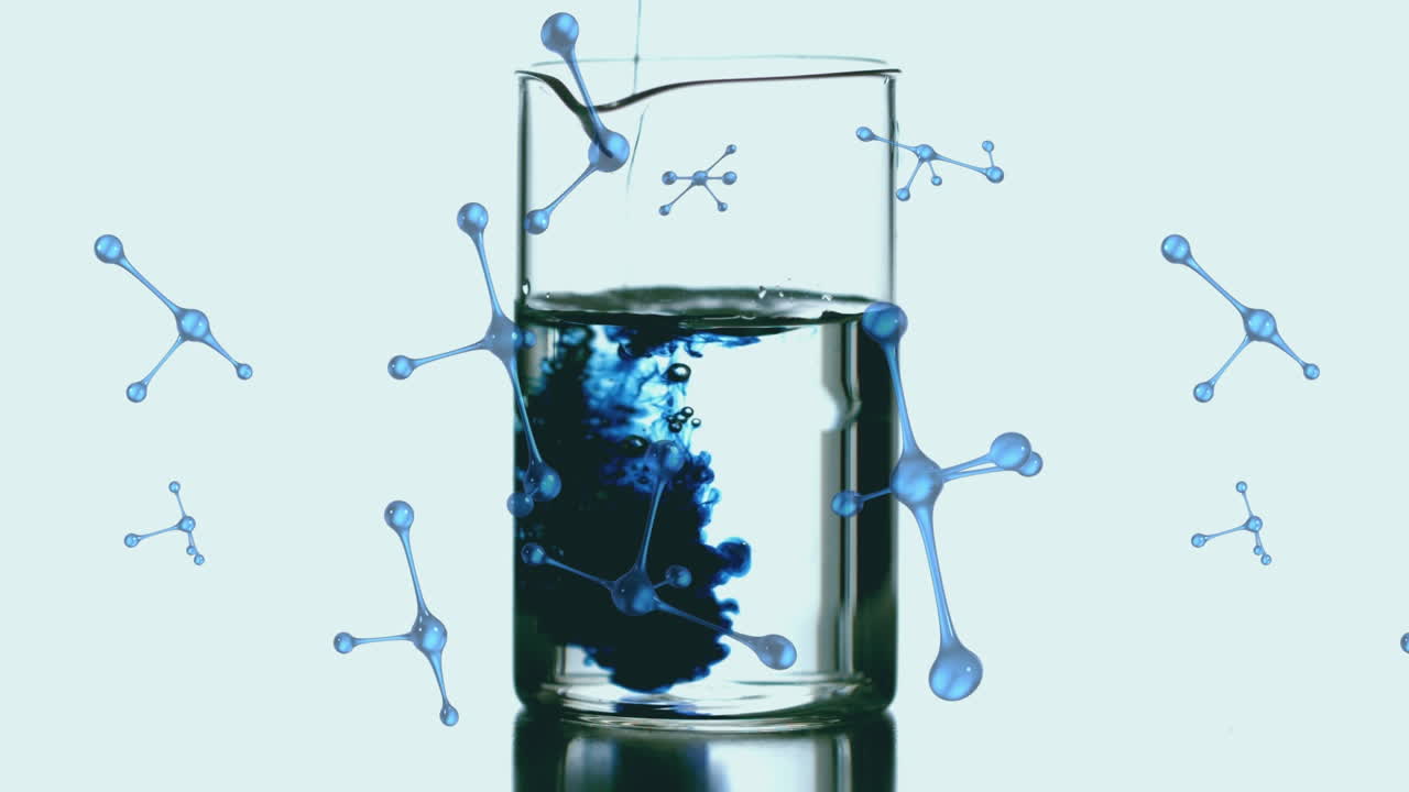 Animazione di molecole che girano su liquido blu che si versa in un becher da laboratorio
