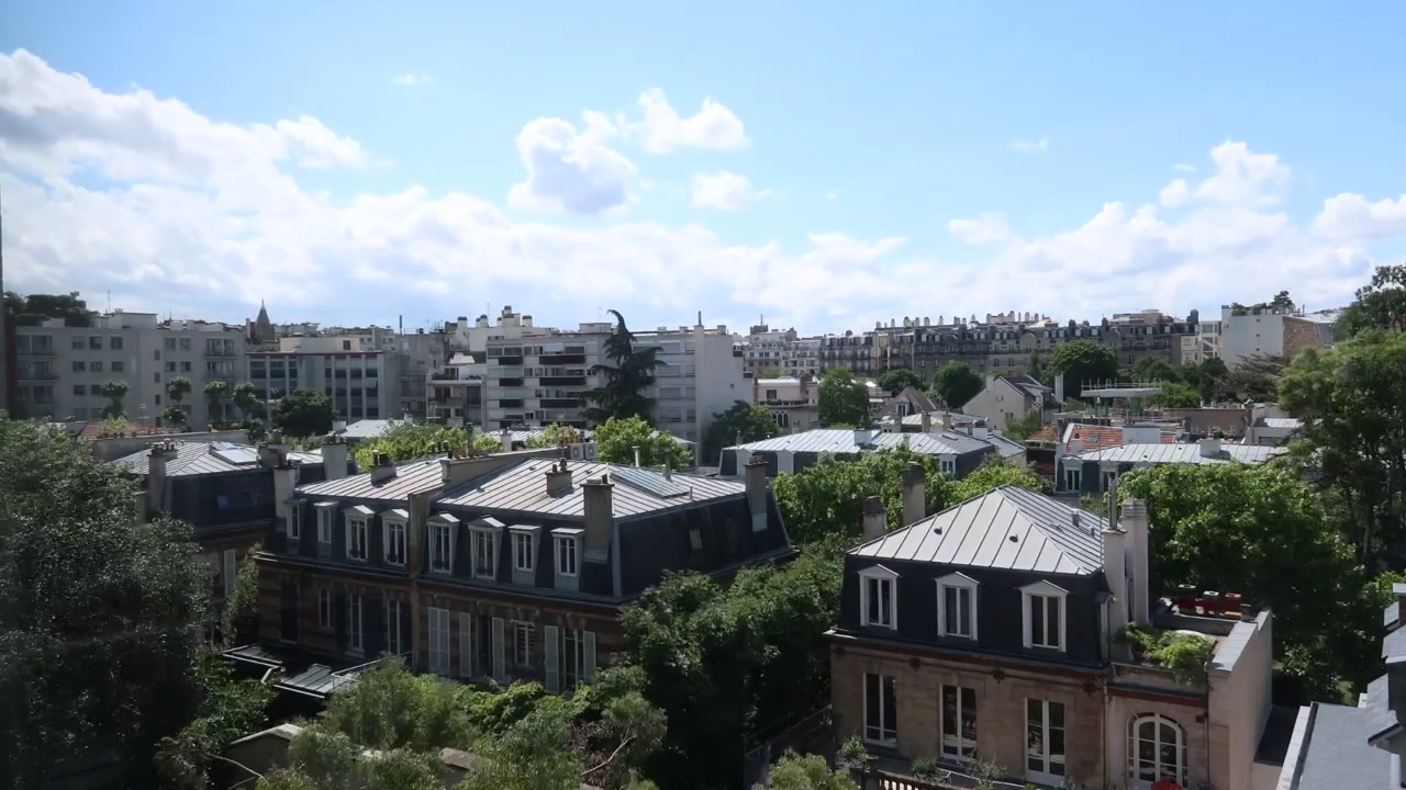 Time-lapse del cielo e del cortile interno di un tipico paesaggio urbano residenziale parigino che include ville haussmanniane, appartamenti, edifici duplex della Parigi del XIX secolo e ricostruzioni moderne.