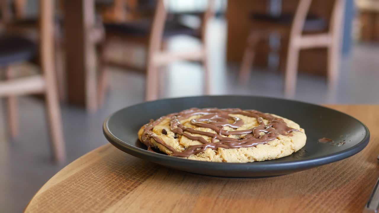 galleta de chispas de chocolate en un plato en un café