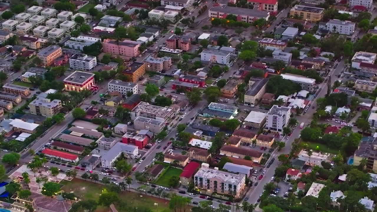 Vista dall'alto dell'area di Miami con corso d'acqua e edifici