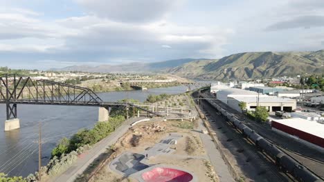 vista aérea en el parque de patinaje junto al río columbia en wenatchee, washington, estados unidos