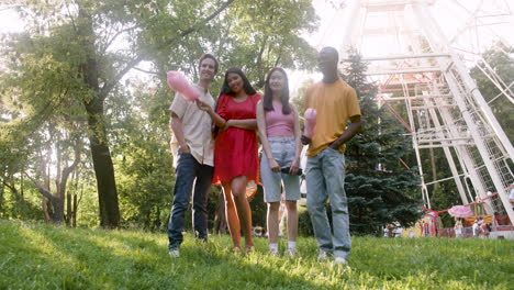 cuatro personas posando en un parque