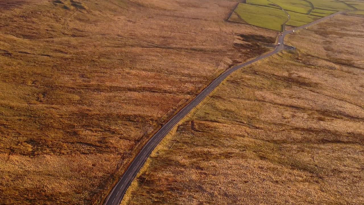 vuelo aéreo sobre hermosos campos, paisajes fotografiados con colinas, campos y caminos al atardecer