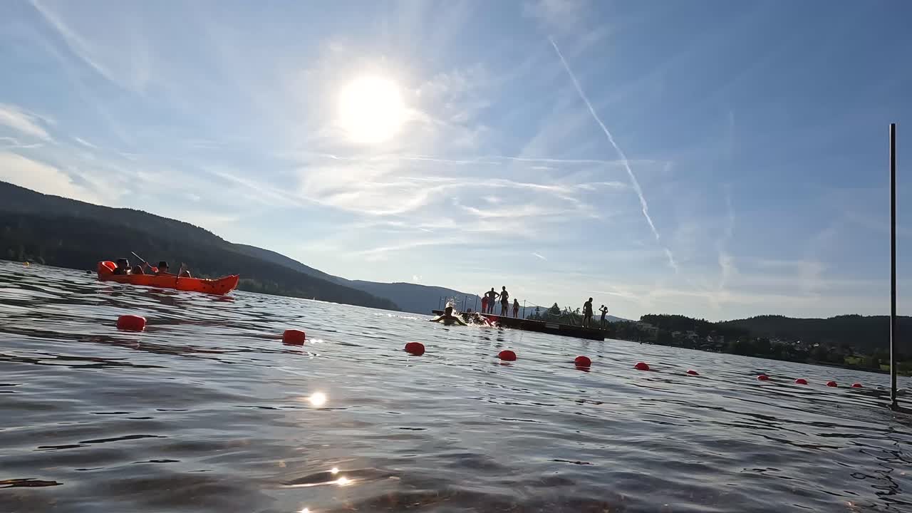 Persone che si godono una giornata di sole al lago