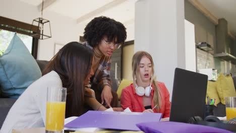 Fröhliche,-Vielfältige-Teenager-Freundinnen,-Die-Laptop-Benutzen-Und-Gemeinsam-Zu-Hause-Lernen,-Zeitlupe