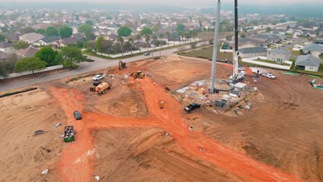 4K-Drohnenaufnahme-Einer-Baustelle-In-Florida-Mit-Einem-Kran,-Der-Arbeiter-Hebt,-Um-Einen-Neuen-Mobilfunkmast-Zu-Warten-Und-Zu-Bauen,-Der-Möglicherweise-über-Ein-5G-Signal-Für-Mobiltelefone-Verfügt