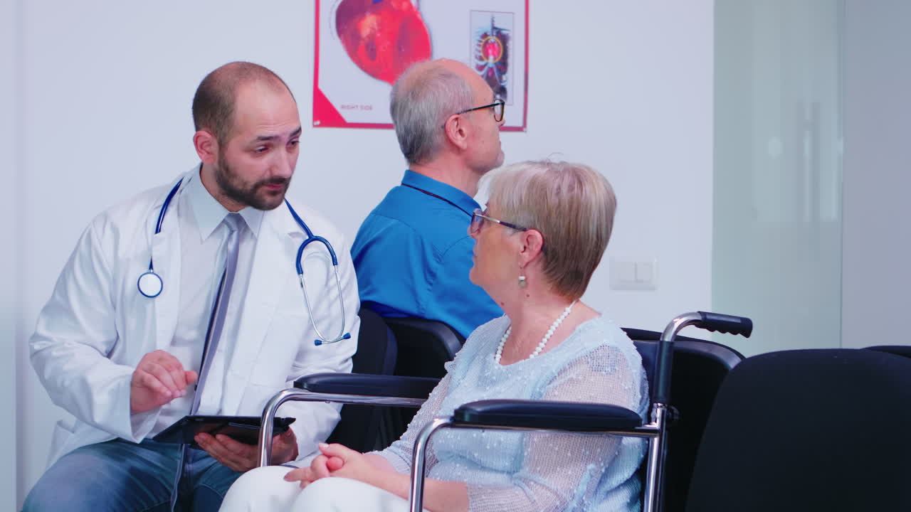 el médico discutiendo el diagnóstico y el tratamiento de recuperación