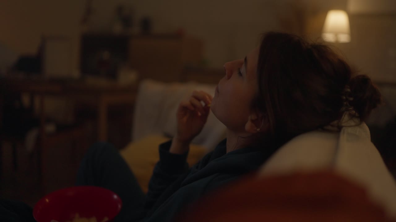 tv를 보고 집에서 간식을 먹는 여자