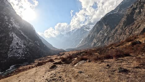 Excursionistas-Pov-Vistas-Increíbles-A-Lo-Largo-De-La-Caminata-Por-El-Valle-De-Langtang-En-Nepal