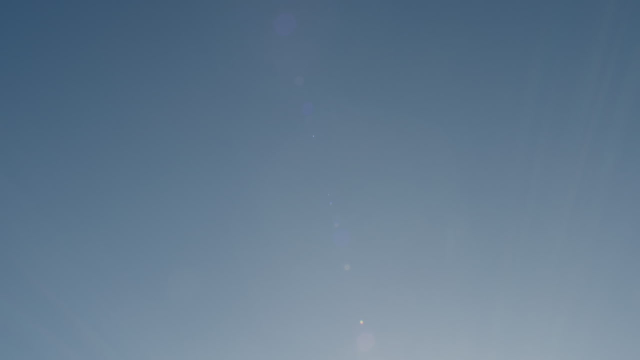 프레임을 통과하는 테니스 공의 슬로우 모션 미디엄 샷