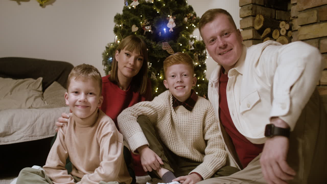 празднование нового года в гостиной.