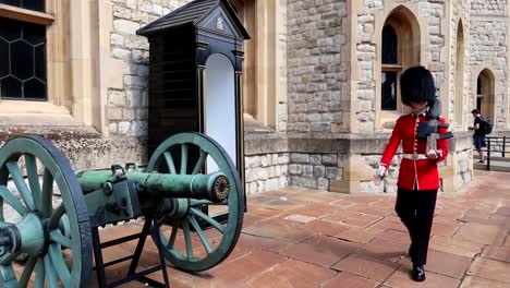 Kamerafahrt-Einer-Königlichen-Garde,-Die-Von-Ihrem-Posten-Im-Tower-Of-London-Wegmarschiert