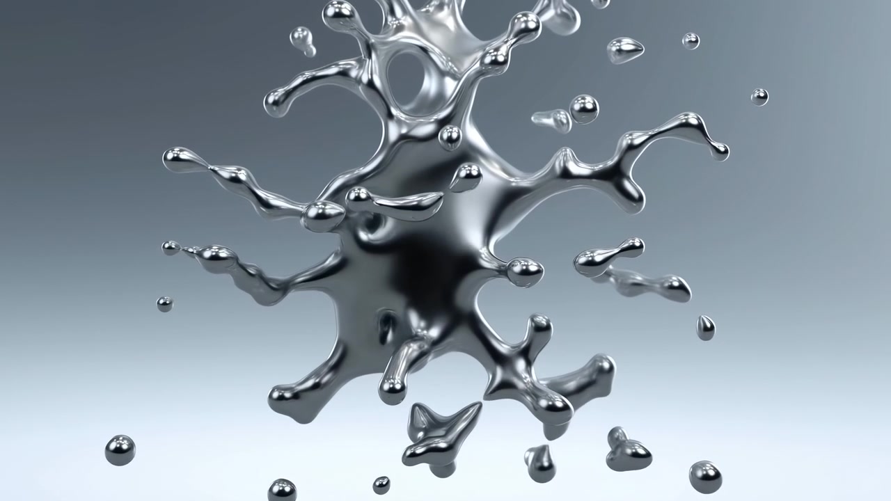 Un primo piano centrato mostra un liquido metallico che si rompe in uno schizzo irregolare con sottili bracci ramificati e goccioline staccate su una sfumatura grigio-blu tenue, creando un movimento astratto liscio e riflettente.