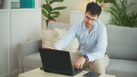 Resignierter-Mann,-Der-Am-Laptop-Arbeitet,-Schließt-Ihn