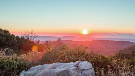 Toma-Panorámica-Del-Impresionante-Y-Vibrante-Amanecer-ámbar-Rosa-púrpura-Sobre-Las-Montañas-Rocosas