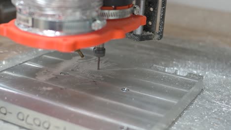 Enrutador-De-Máquina-Cnc-Perforando-Un-Agujero-En-Aluminio